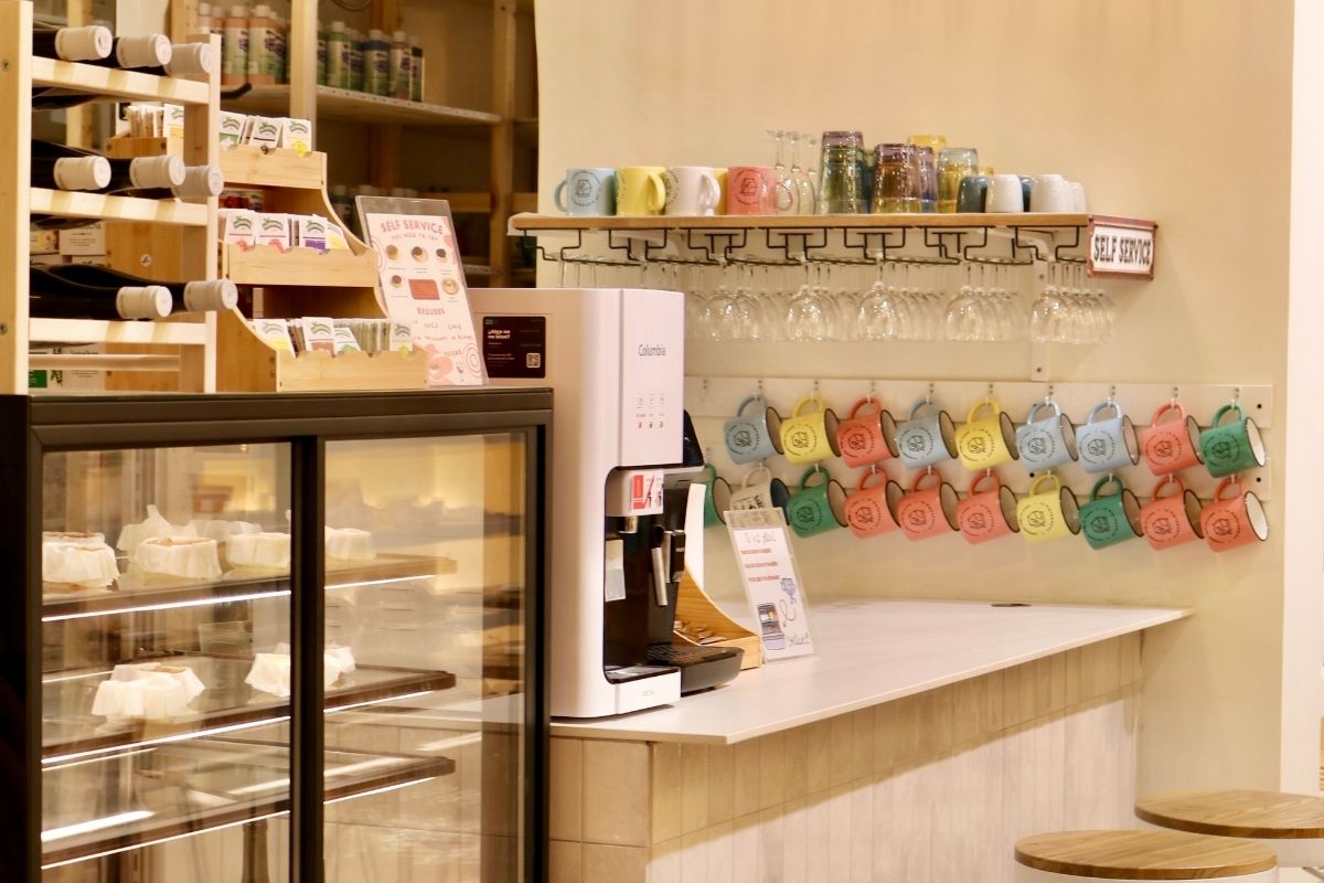 Vi, cafè i begudes durant l’activitat de pintura de ceràmica